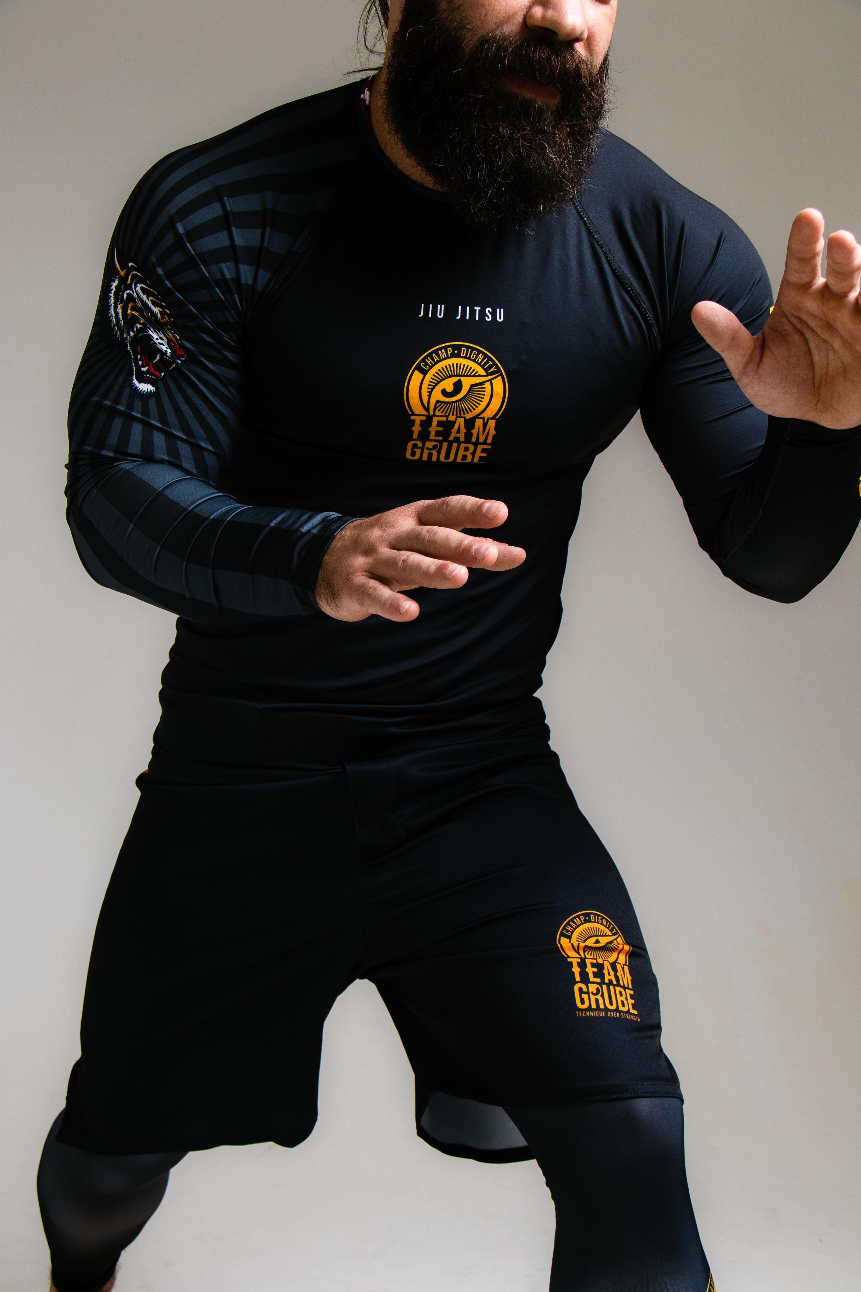 Shorts oficial da Team Grube em uso, com logo dourado na perna