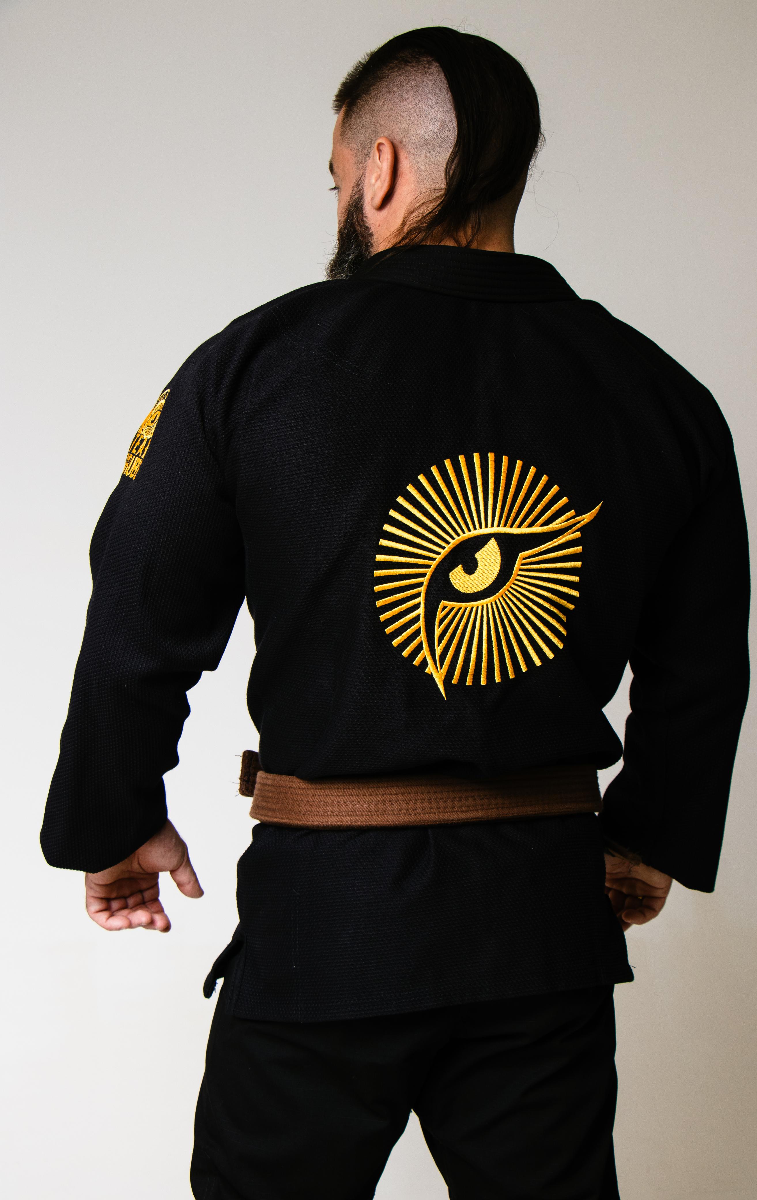 Costas do kimono com o olho da Team Grube bordado em dourado