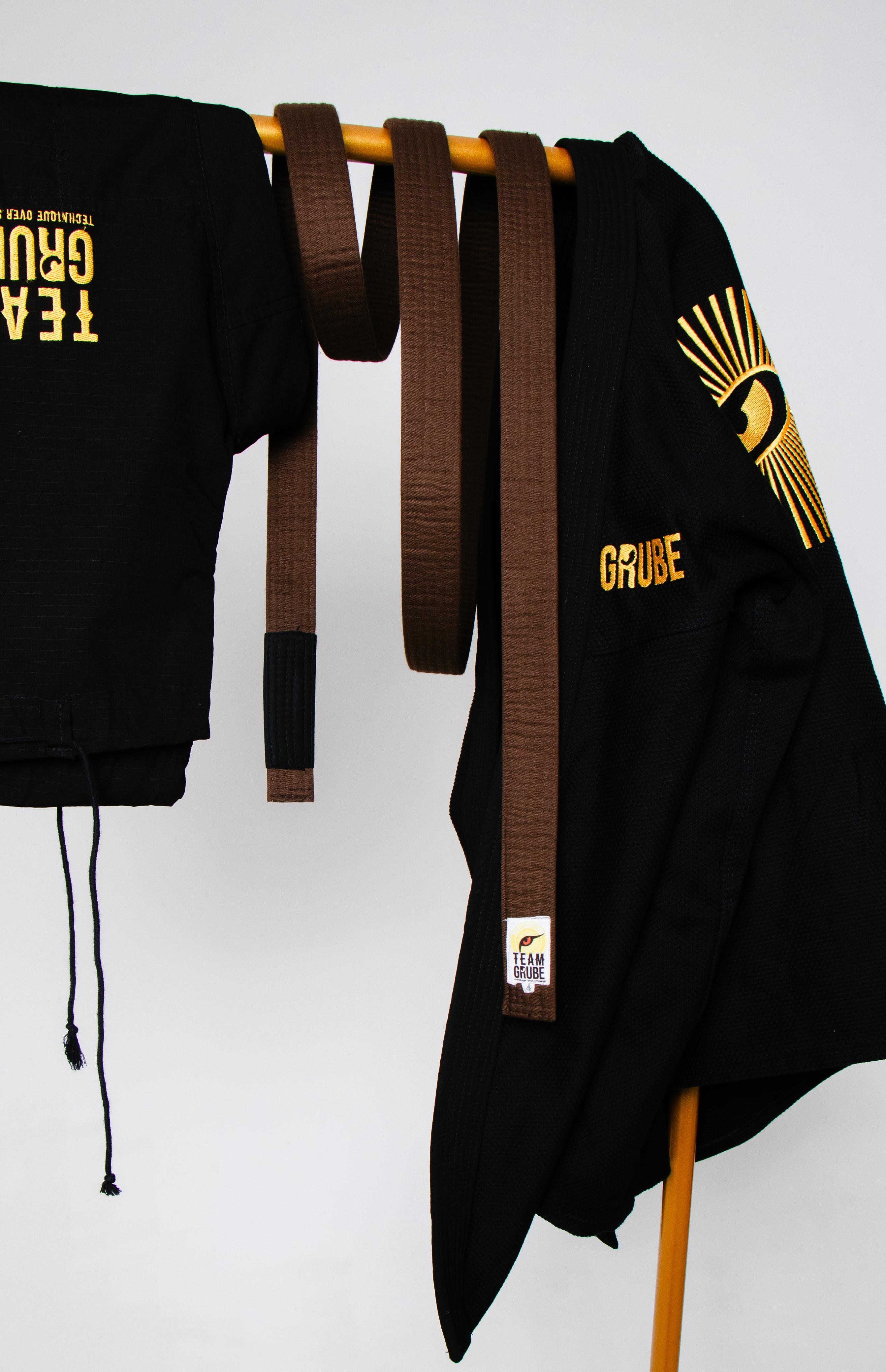 Kimono, calça e faixa da Team Grube pendurados na arara