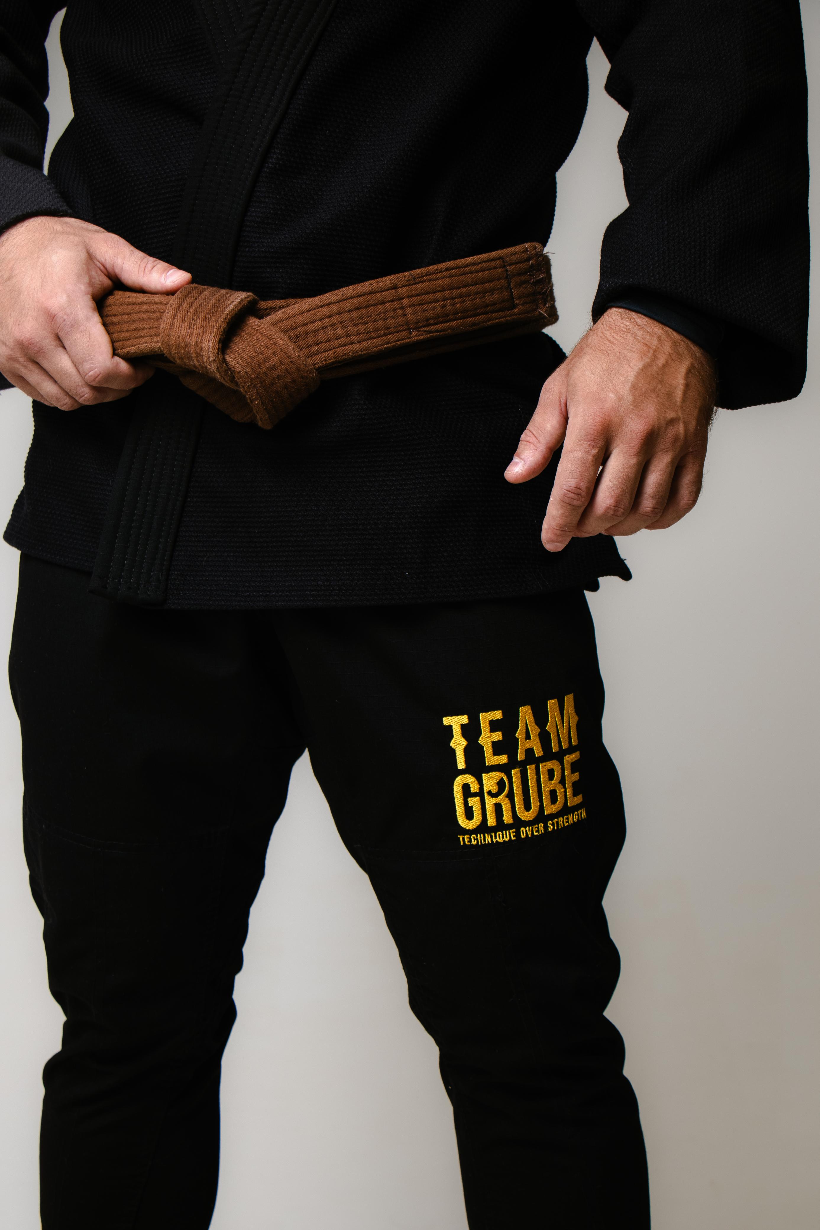 Kimono all black da Team Grube visto de frente, com tigre bordado no ombro