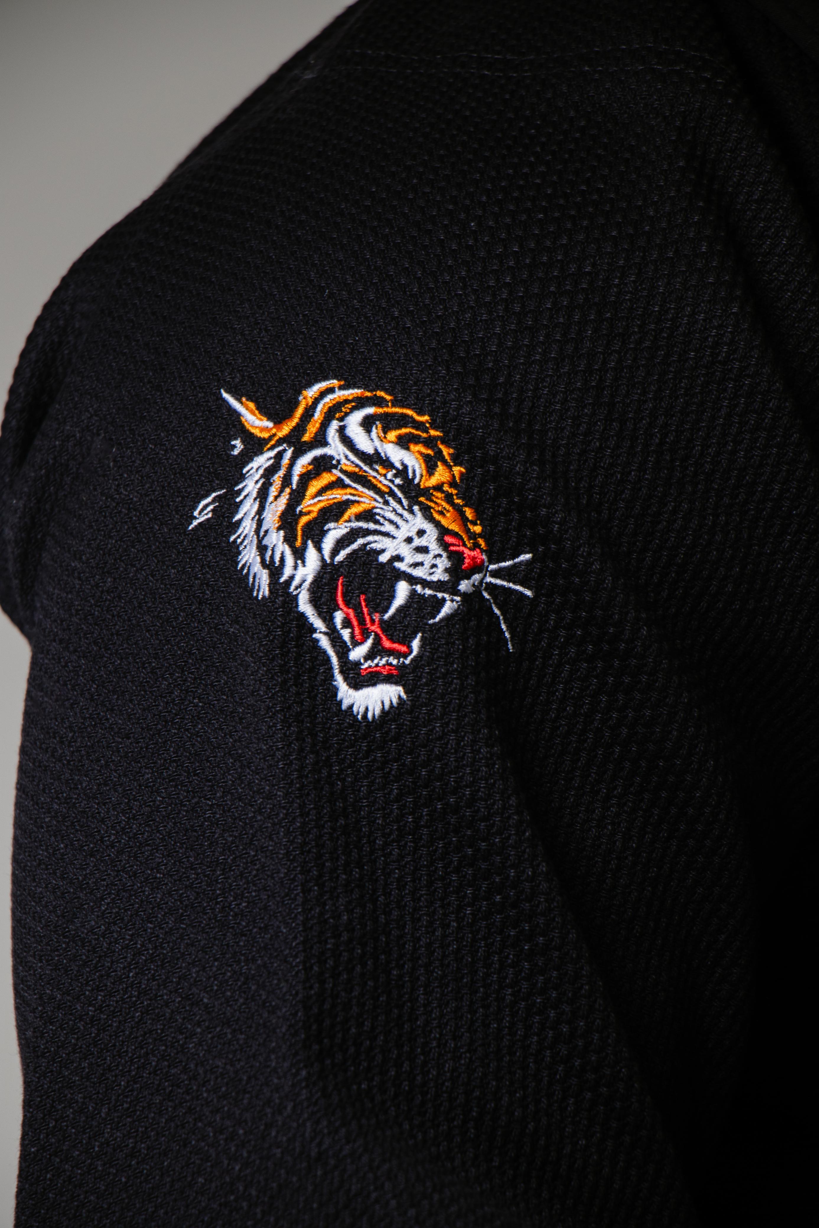 Close do tigre bordado no ombro do kimono