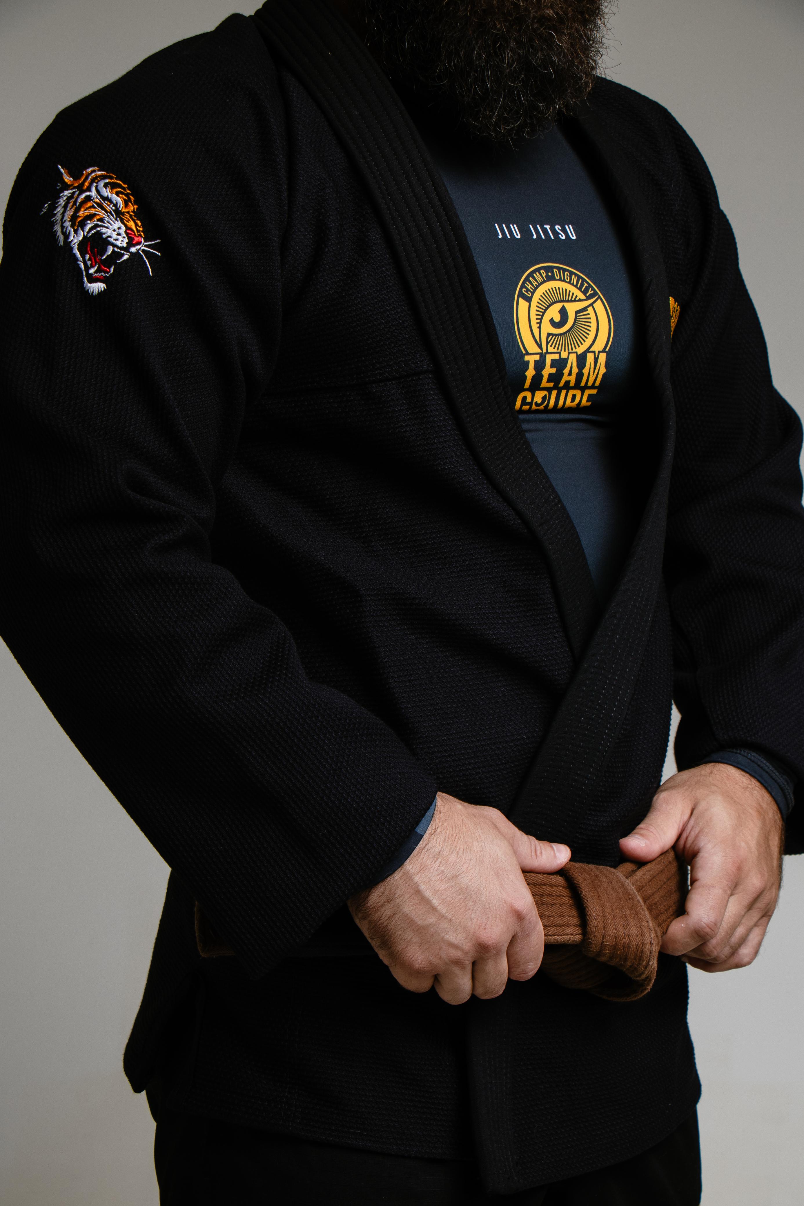Faixa oficial Team Grube amarrada sobre o kimono all black